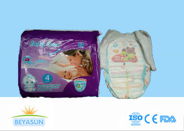 La tirata di cura del bambino aumenta i pantaloni di addestramento, stampati tira sui pantaloni del pannolino per il bambino