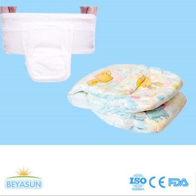 I pp frontali legano il bambino con un nastro tirano sui pantaloni con nastro adesivo variopinto della vita del tessuto